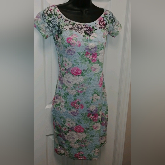 QUIZ lacy floral dress. - Picture 1 of 8